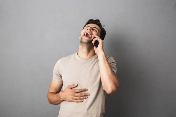 Retrato Joven Risueño Camiseta Aislado Sobre Fondo Gris Hablando Por — Foto de Stock