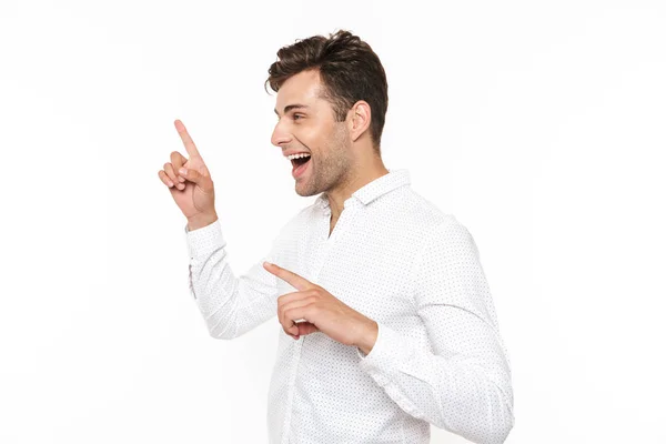 Портрет Веселого Молодого Человека Рубашке Изолированного Белом Фоне Указывающего Пальцем — стоковое фото