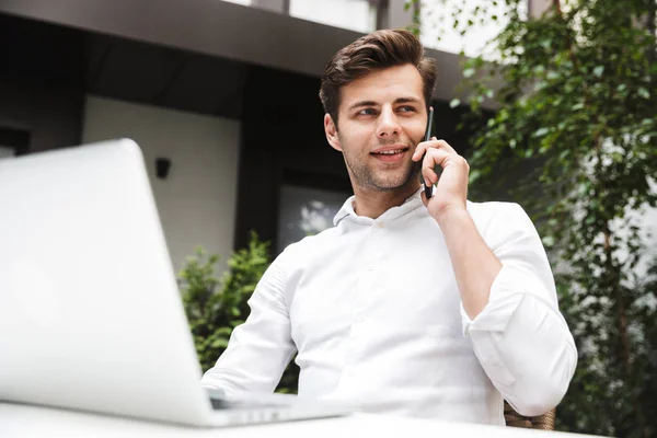 Jovem Empresário Bem Sucedido Vestido Camisa Falando Telefone Celular Enquanto — Fotografia de Stock