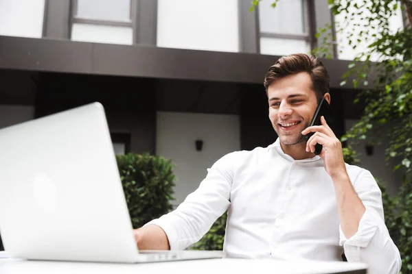 Atractivo Joven Hombre Negocios Vestido Con Camisa Hablando Teléfono Móvil — Foto de Stock