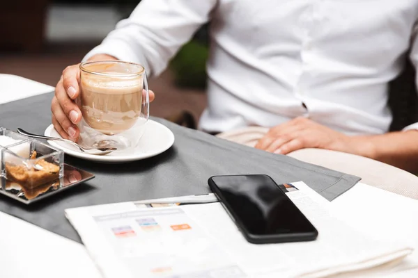 Närbild Man Som Dricker Kaffe Medan Sitter Vid Bordet Café — Stockfoto