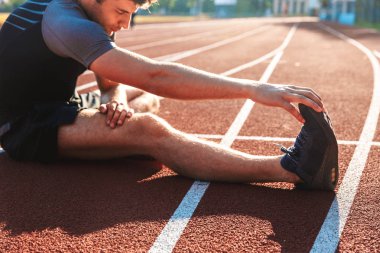 Güçlü sporcu Stadı nda germe egzersizleri yapıyor görüntü kırpılmış