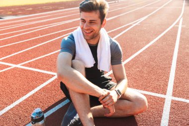 Gülümseyen sporcu istirahat stadyumda çalıştıran bitmiş