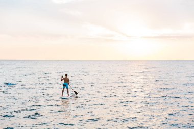 Yakışıklı delikanlı göl deniz kayağı görüntüsünü.