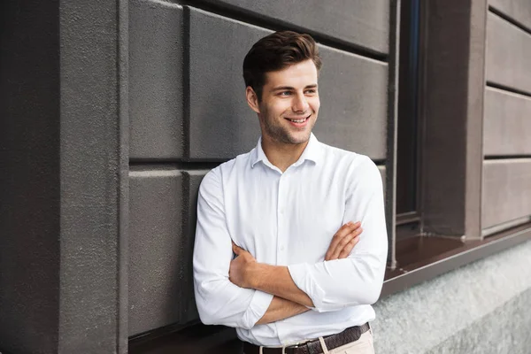 Sonriente Joven Gerente Masculino Formal Vestido Apoyado Una Pared Aire —  Fotos de Stock