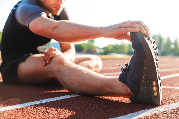 Immagine Ritagliata Sportivo Allegro Che Esercizi Stretching Allo Stadio — Foto Stock