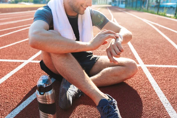 Deportista Sonriente Terminó Corriendo Estadio Descansando Sosteniendo Botella Agua Mirando — Foto de Stock