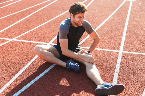 Seorang Olahragawan Yang Lelah Menderita Sakit Lutut Stadion — Stok Foto
