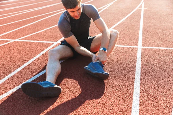 Seorang Olahragawan Yang Lelah Menderita Sakit Pergelangan Kaki Stadion — Stok Foto