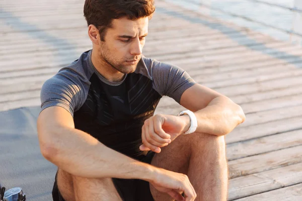 Foto Desportista Adulto 20S Traje Treino Sentado Tapete Olhando Para — Fotografia de Stock