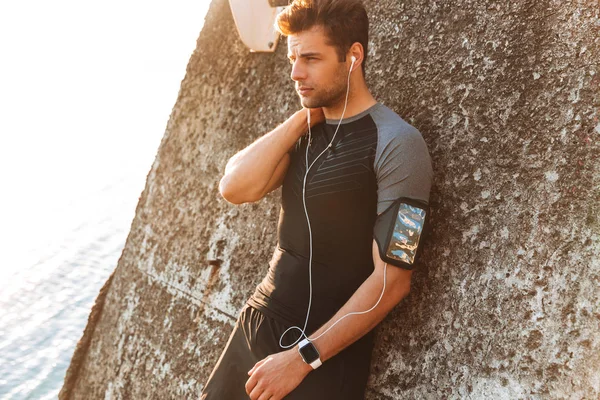 Foto Fitness Hombre Europeo Años Camiseta Escuchando Música Través Auriculares — Foto de Stock