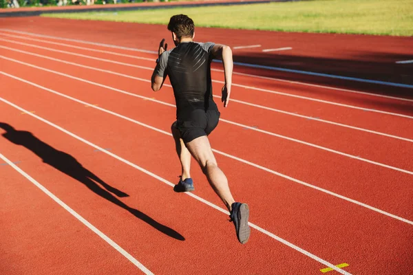 Vista Posteriore Del Giovane Sportivo Motivato Che Corre Allo Stadio — Foto Stock