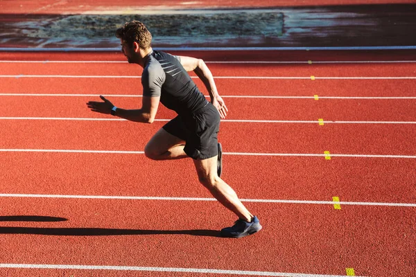 Pemuda Olahragawan Termotivasi Berlari Stadion — Stok Foto