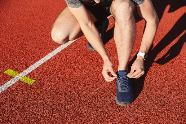 Stadı Nda Ayakkabı Bağcığı Bağlama Genç Sporcu Yakın Çekim — Stok fotoğraf