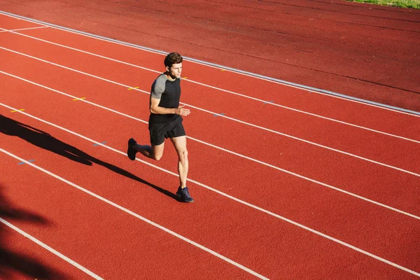 Jovem Desportista Confiante Correndo Estádio — Fotografia de Stock