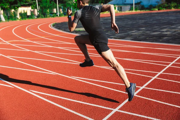 Imagen Recortada Joven Deportista Concentrado Corriendo Estadio — Foto de Stock