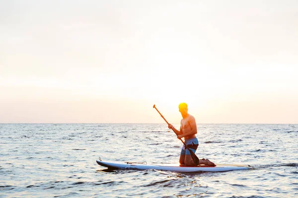 Bilden Ung Stilig Man Kajakpaddling Sjön Havet — Stockfoto