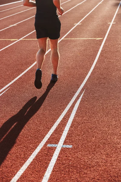 Widok Tyłu Młodego Sportowca Uruchomiona Stadionie — Zdjęcie stockowe