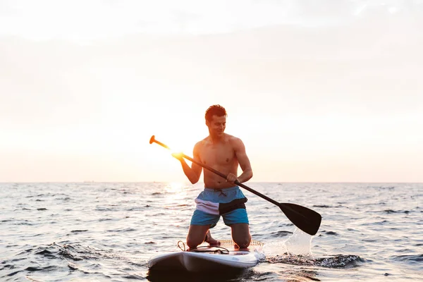 Bilden Ung Stilig Man Kajakpaddling Sjön Havet — Stockfoto