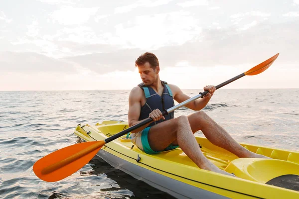 Bilden Ung Stilig Man Kajakpaddling Sjön Havet Båt — Stockfoto