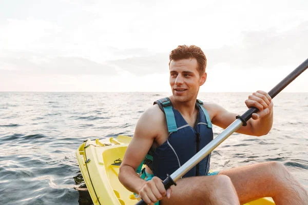 Immagine Giovane Uomo Bello Positivo Kayak Sul Mare Del Lago — Foto Stock