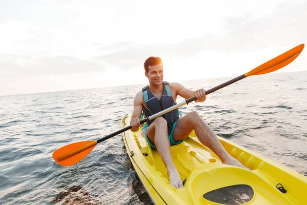 Image Jeune Homme Beau Kayak Sur Lac Mer Bateau — Photo