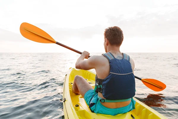 Voltar Imagem Vista Homem Bonito Jovem Caiaque Lago Mar Barco — Fotografia de Stock