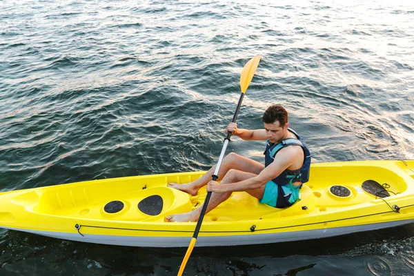 Homem Remar Caiaque Conceito Para Aventura Viagem Ação Estilo Vida — Fotografia de Stock