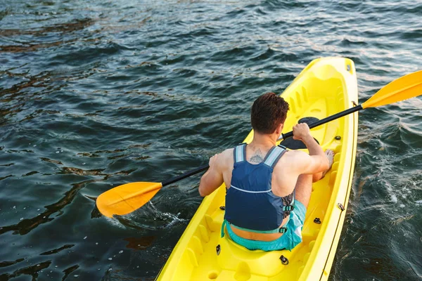 Visão Traseira Homem Remando Caiaque Remar Canoa Pôr Sol Caiaque — Fotografia de Stock