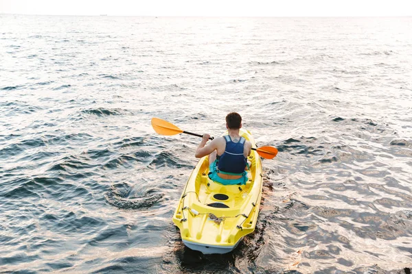 Rear View Man Kayaker Paddling Sea Kayak — Stock Photo, Image