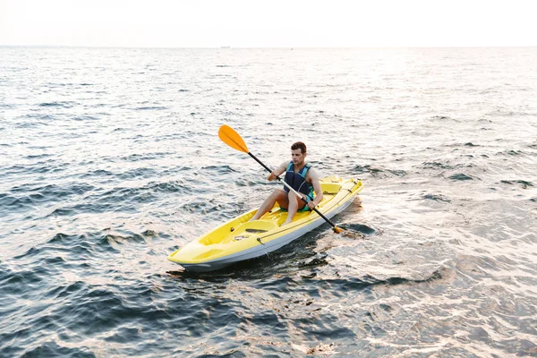 Homme Pagayant Kayak Coucher Soleil — Photo