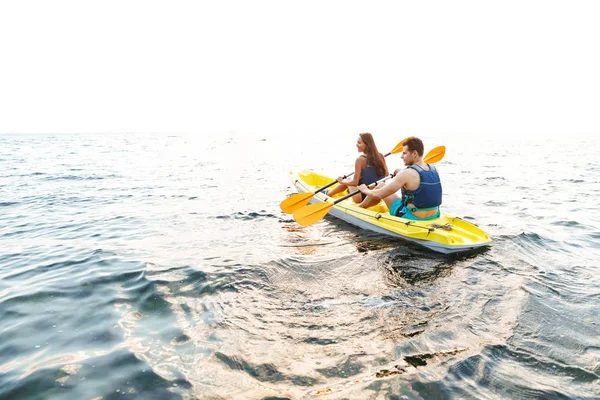 Attraktives Junges Paar Paddelt Gemeinsam Auf See — Stockfoto
