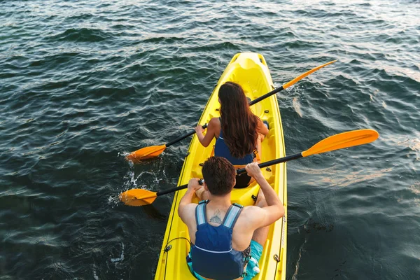 Visão Traseira Belo Casal Jovem Caiaque Lago Juntos — Fotografia de Stock