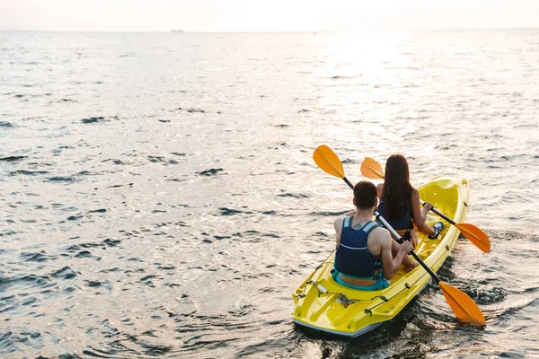 Back View Attractive Young Couple Kayaking Lake Together — Stock Photo, Image