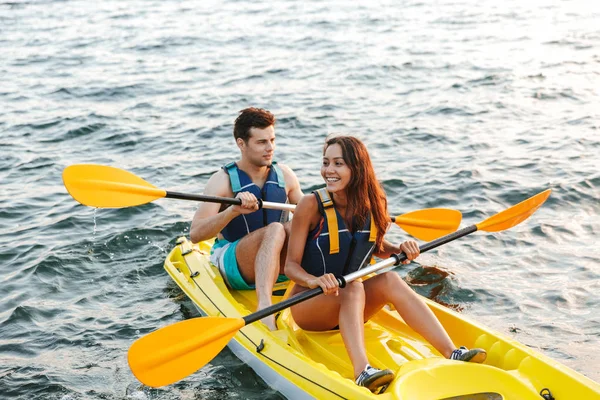 Feliz Jovem Casal Coletes Mar Está Sorrindo Enquanto Navega Caiaque — Fotografia de Stock