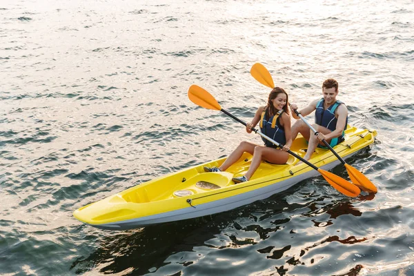 Image Jeune Couple Mignon Aimant Kayak Sur Lac Mer Bateau — Photo