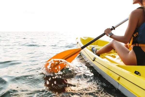 Photo Recadrée Jeune Femme Kayak Sur Lac Mer Bateau — Photo