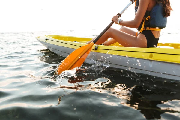 Foto Cortada Jovem Mulher Caiaque Lago Mar Barco — Fotografia de Stock