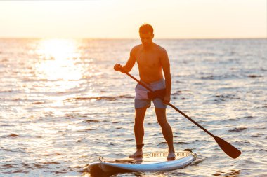 Yakışıklı delikanlı göl deniz kayağı görüntüsünü.