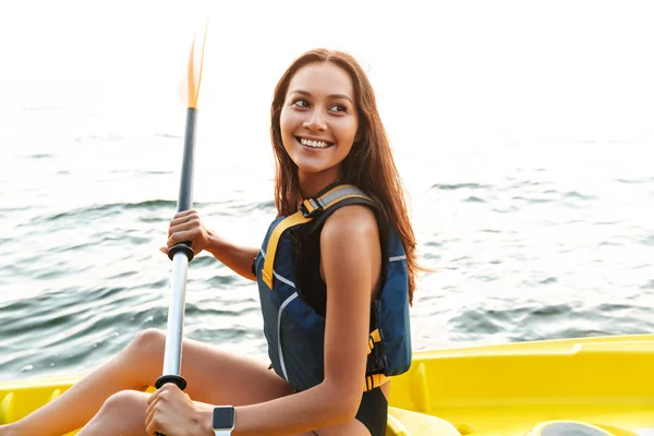 Zdjęcie Młodych Piękny Wesoły Zadowolony Kobiety Spływy Kajakowe Jeziora Morze — Zdjęcie stockowe