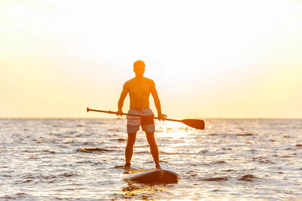 Imagen Joven Guapo Navegando Kayak Por Mar Del Lago — Foto de Stock