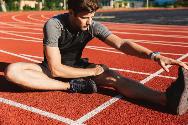 Sportivul Greu Face Exerciții Întindere Stadion — Fotografie, imagine de stoc