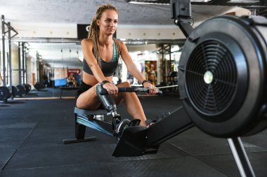Egzersiz ve spor salonunda eğitim simülatör crossfit egzersizleri yapıyor eşofman protez ile atletik özürlü kadın portresi