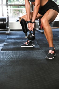 Kırpılmış görüntü kadın inanılmaz güçlü Engelli spor spor spor salonu ekipman ile çalışmaları.