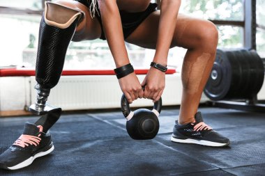 Kırpılmış görüntü kadın inanılmaz güçlü Engelli spor spor spor salonu ekipman ile çalışmaları.