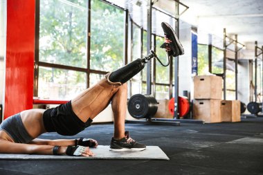 Güçlü şaşırtıcı görüntü devre dışı spor kadın spor salonunda spor egzersizleri yapmak.