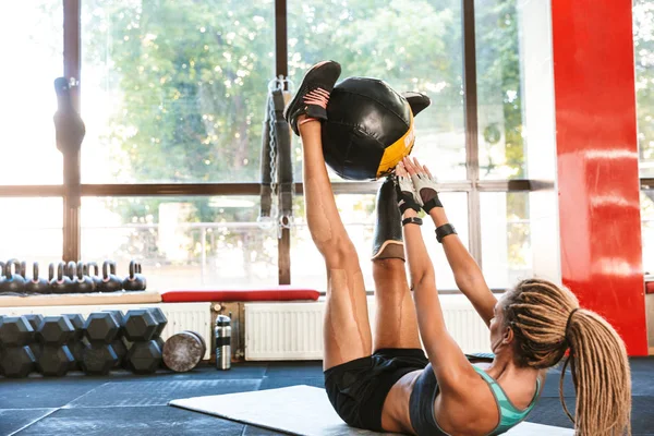 Porträtt Sportig Frisk Kvinna Med Protes Träningsoverall Liggande Matta Och — Stockfoto