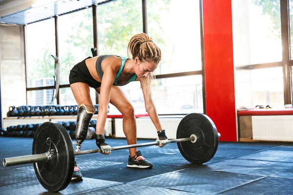 Ritratto Donna Sana Disabile Caucasica Con Protesi Tuta Ginnastica Sollevamento — Foto Stock