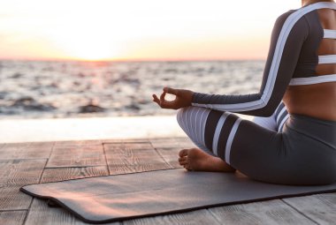 Güçlü genç fitness kadın açık havada Beach'deki kırpılmış resim yapmak egzersizleri meditasyon yoga.