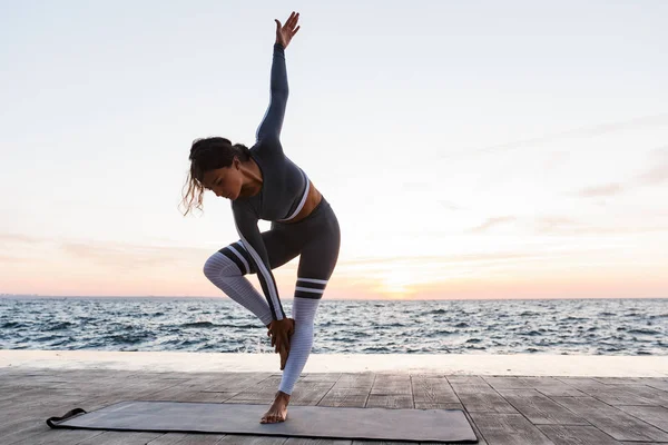 Ritratto Una Giovane Donna Attraente Che Esercizi Yoga Tappeto Fitness — Foto Stock